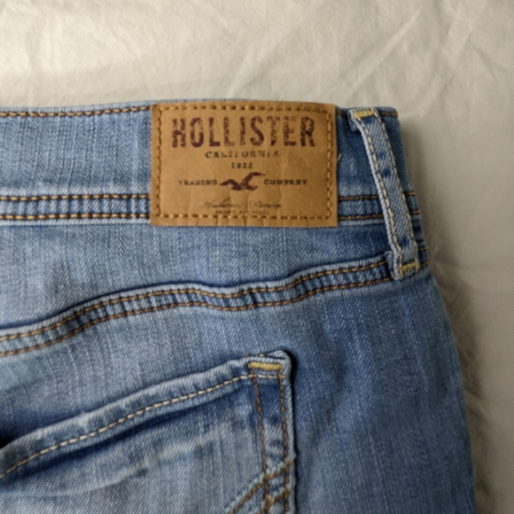 ☀️Hollister EUC Starburst distressed jean shorts 28W Junior 7 blue cutoffs - Picture 4 of 13